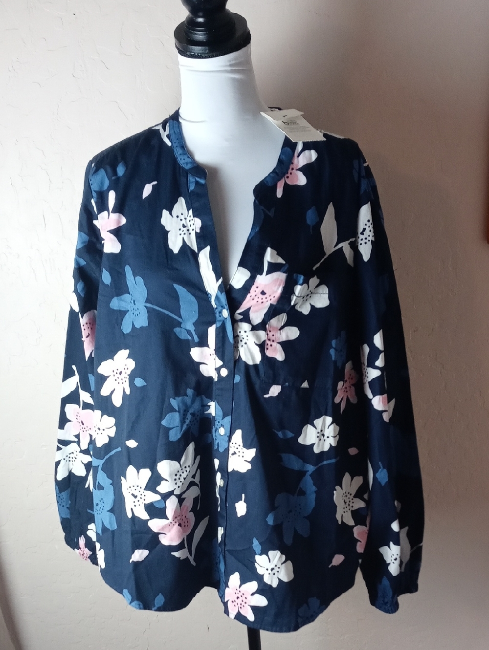 NWT Free Assembly Floral Navy Button-Front Women’s Top
